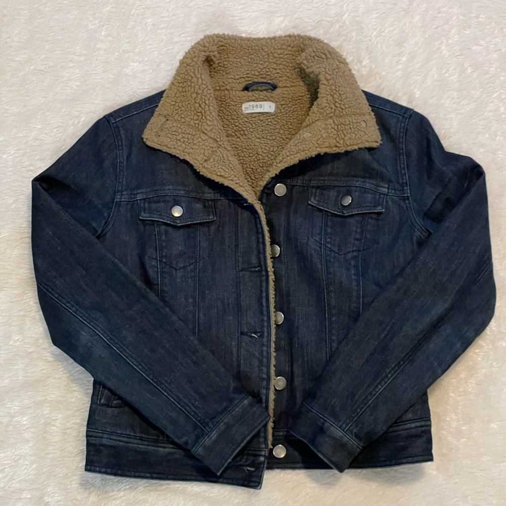 Gap brand Size SMALL. Sherpa lined denim jacket with button down front closure.